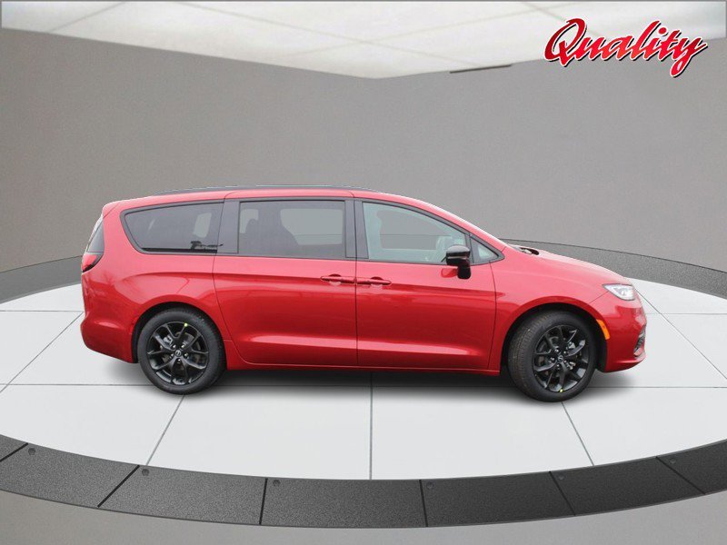 New 2026 Chrysler Pacifica Select w/ S Appearance Package image 2