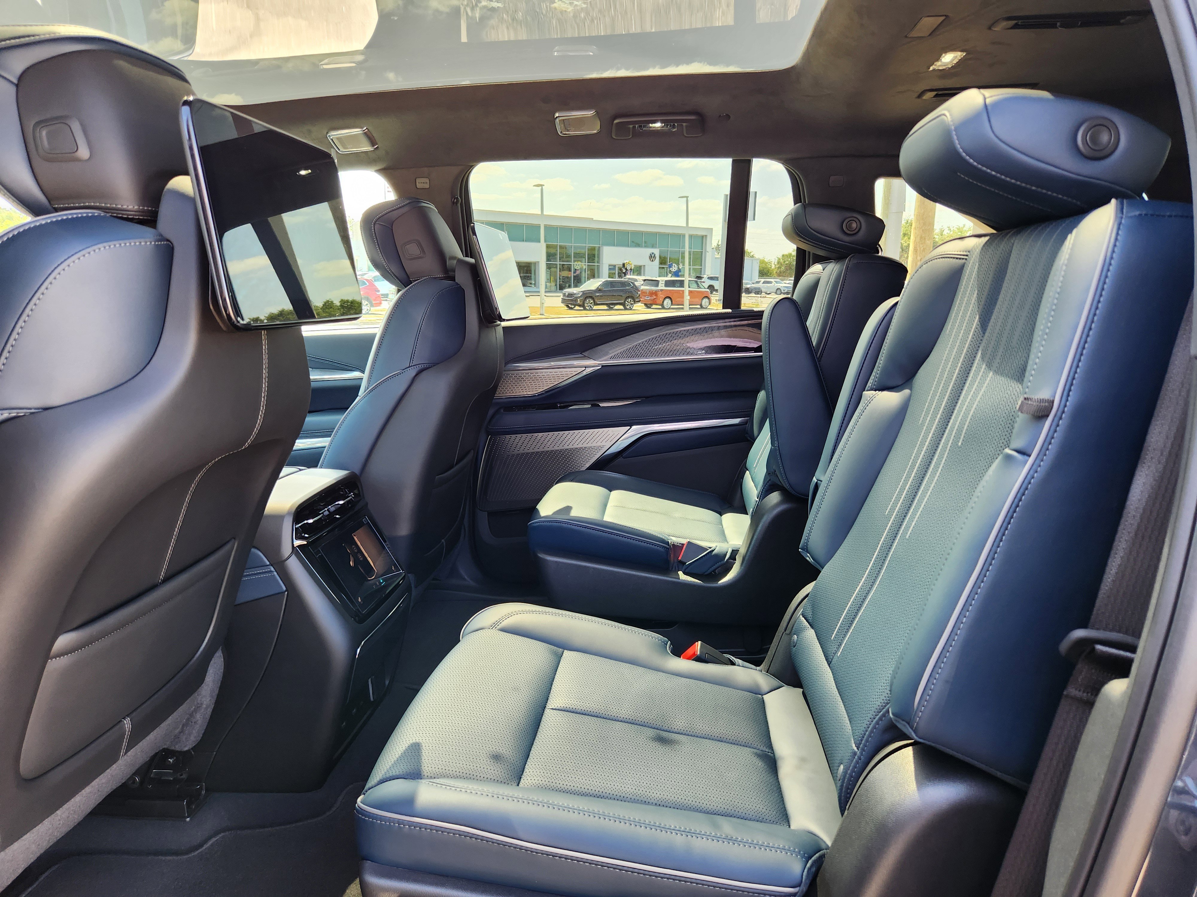 New 2025 Cadillac Escalade IQ Luxury 2 AWD/4WD image 13