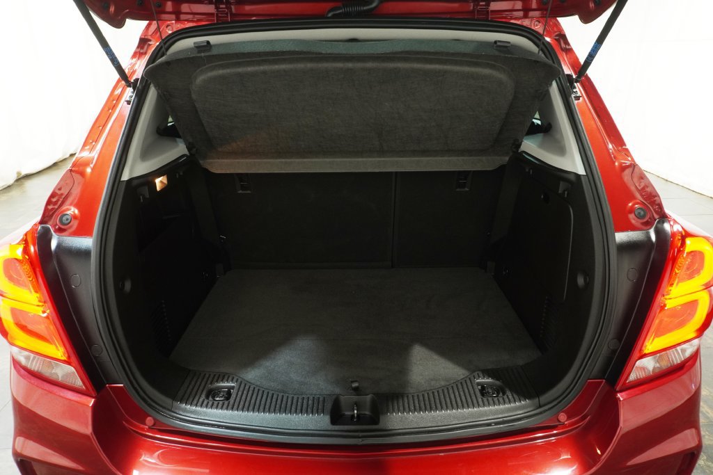 Used 2020 Chevrolet Trax LT w/ Sun & Sound Package FWD image 6