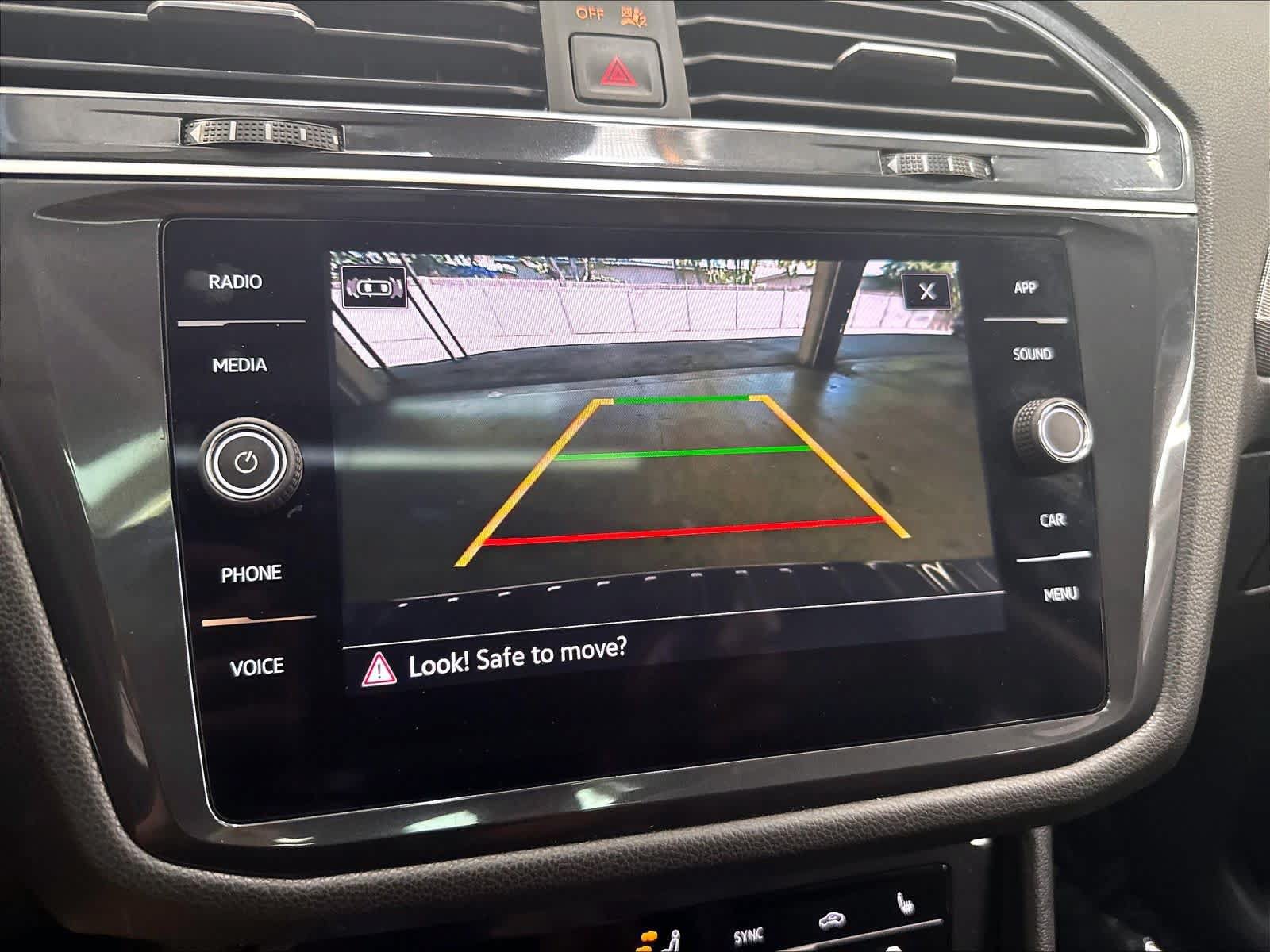 Used 2024 Volkswagen Tiguan SE w/ Panoramic Sunroof Package AWD/4WD image 17
