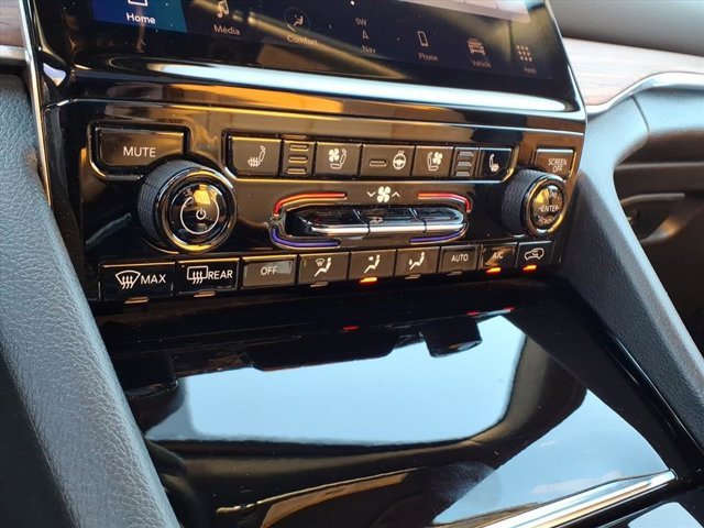 Used 2023 Jeep Grand Cherokee L Summit w/ Luxury Tech Group V image 14