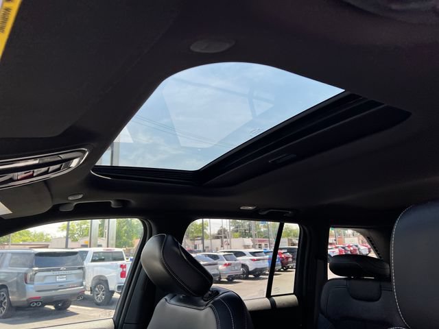 Used 2025 Jeep Grand Cherokee Altitude AWD/4WD image 21