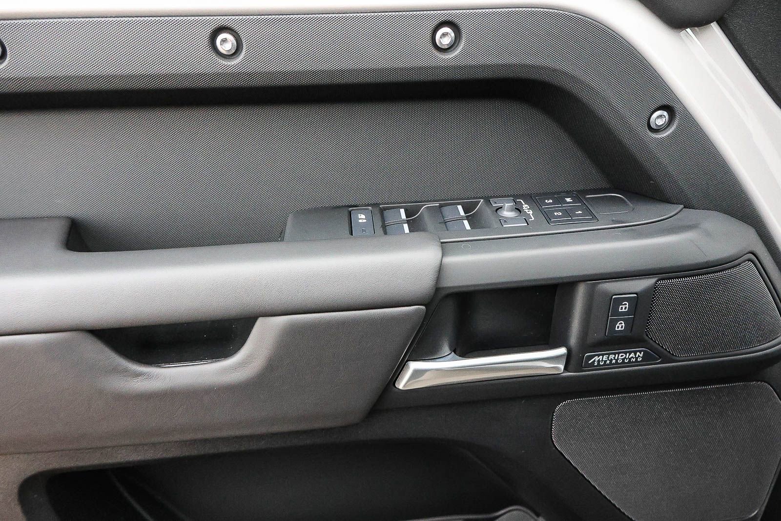 New 2026 Land Rover Defender 130 X-Dynamic SE image 31