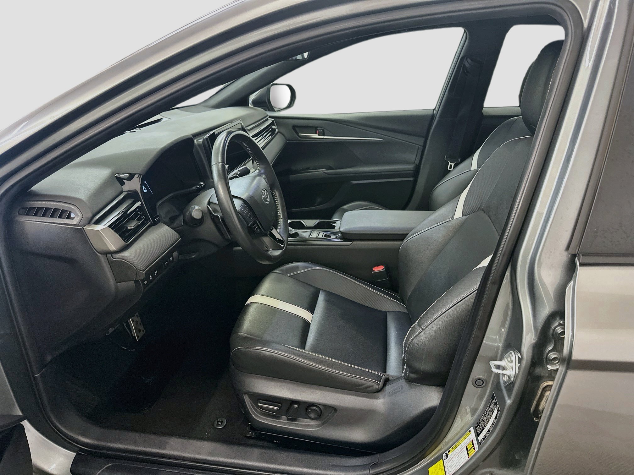 Used 2025 Toyota Camry SE FWD image 13