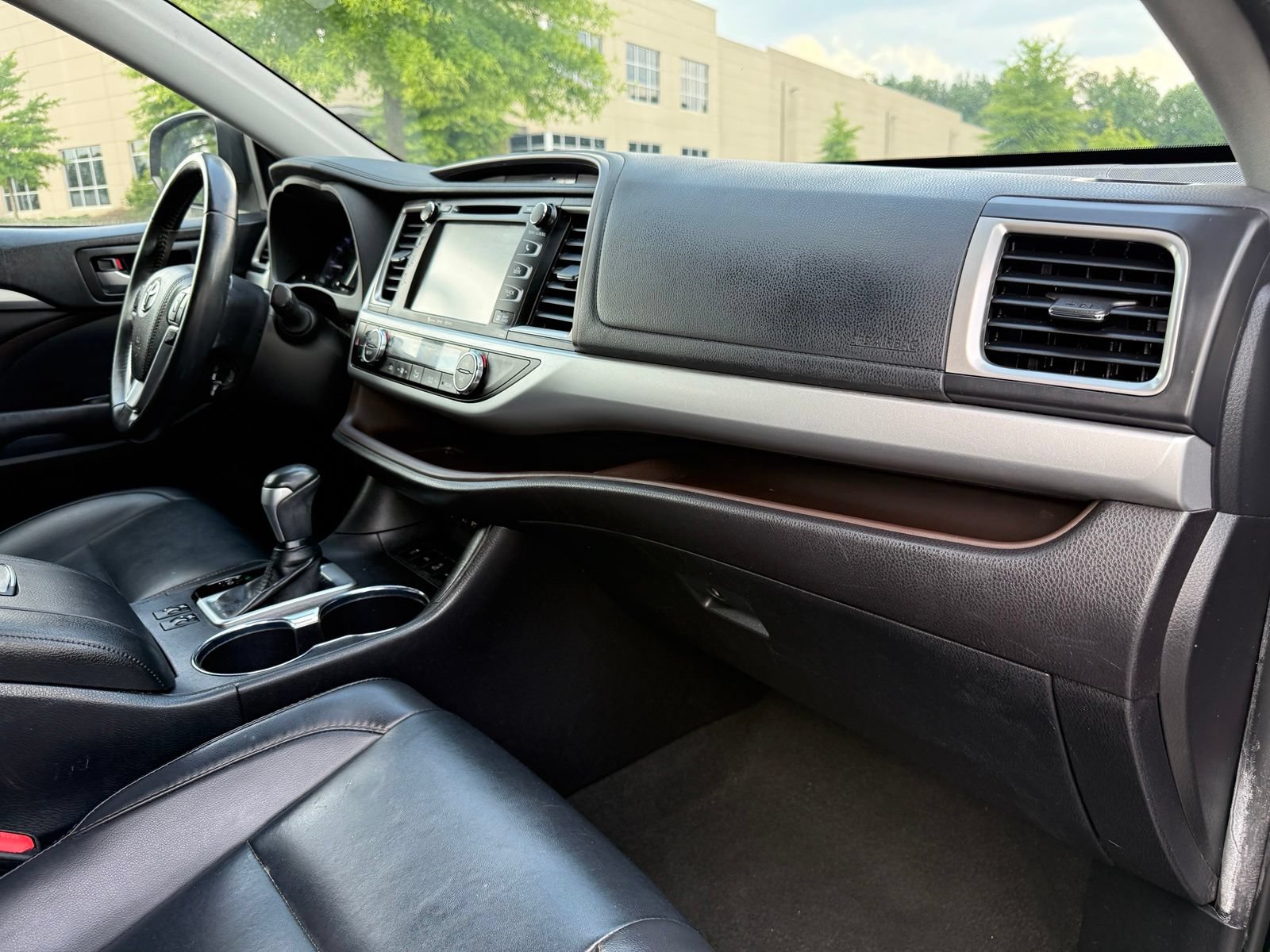 Used 2019 Toyota Highlander XLE AWD/4WD image 24