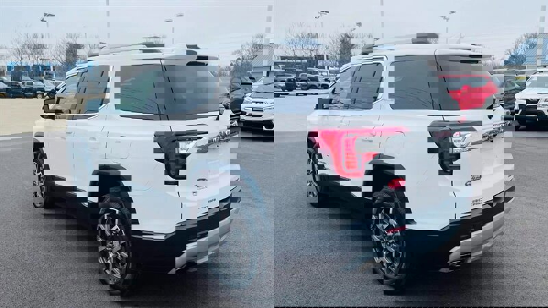 Used 2023 GMC Acadia SLE w/ Driver Convenience Package image 5