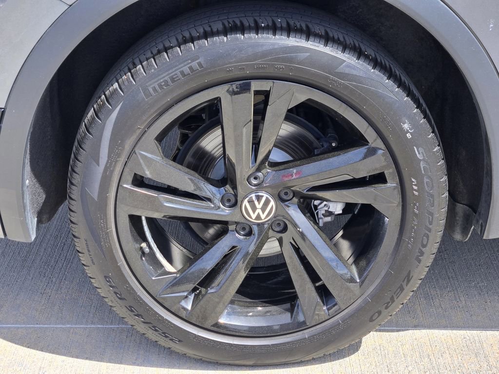 Used 2024 Volkswagen Tiguan SE R-Line image 10