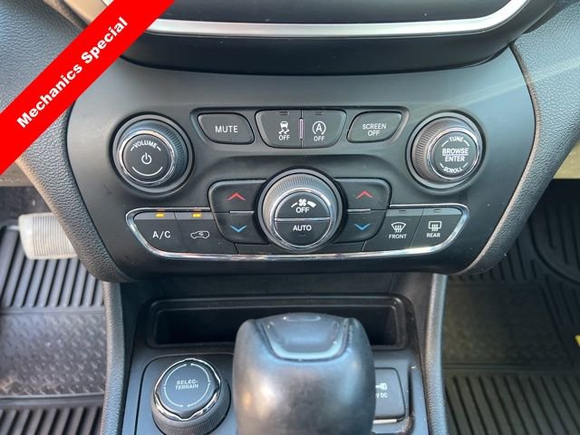 Used 2019 Jeep Cherokee Latitude Plus w/ Comfort/Convenience Group image 16