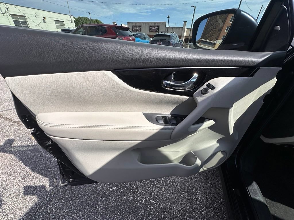 Used 2021 Nissan Rogue Sport SV FWD image 12