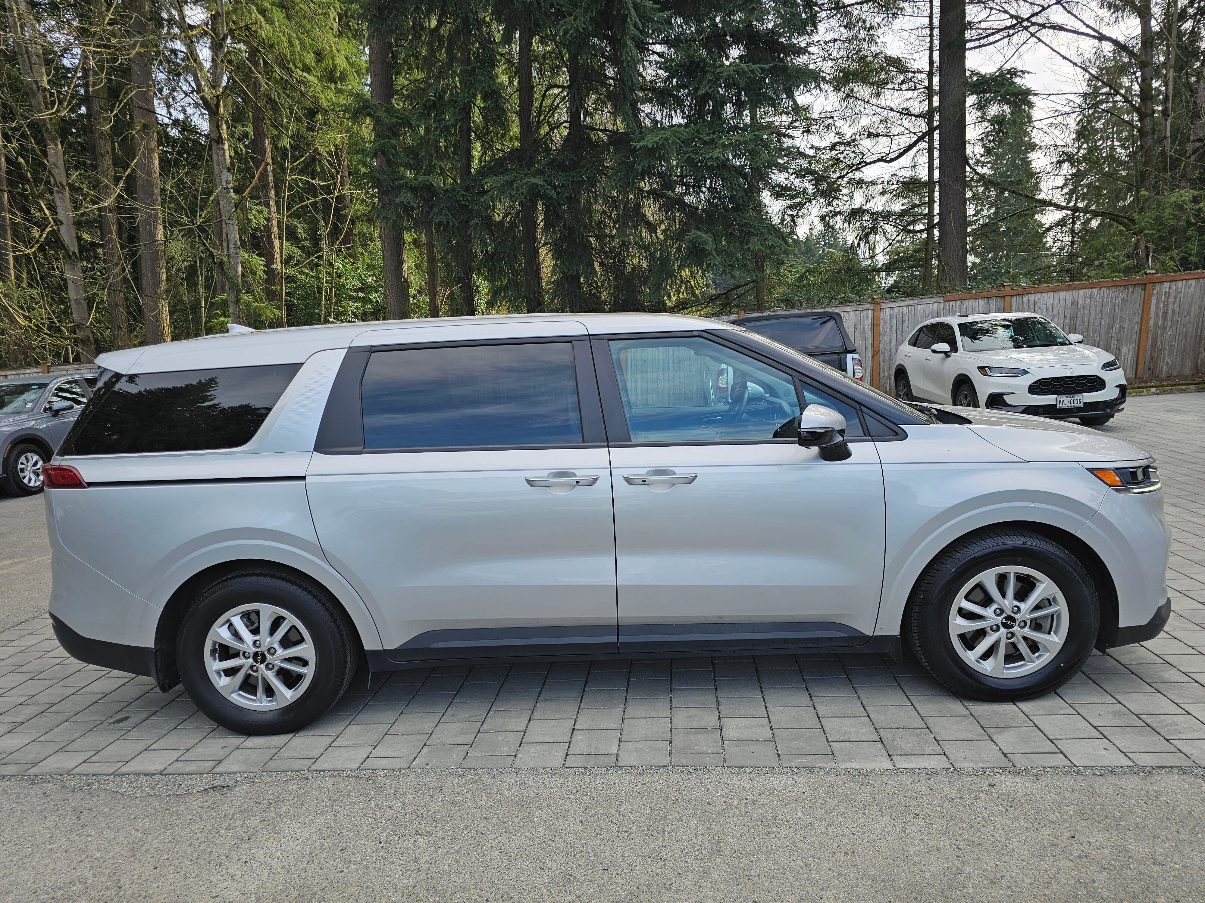 Used 2022 Kia Carnival LX FWD image 8