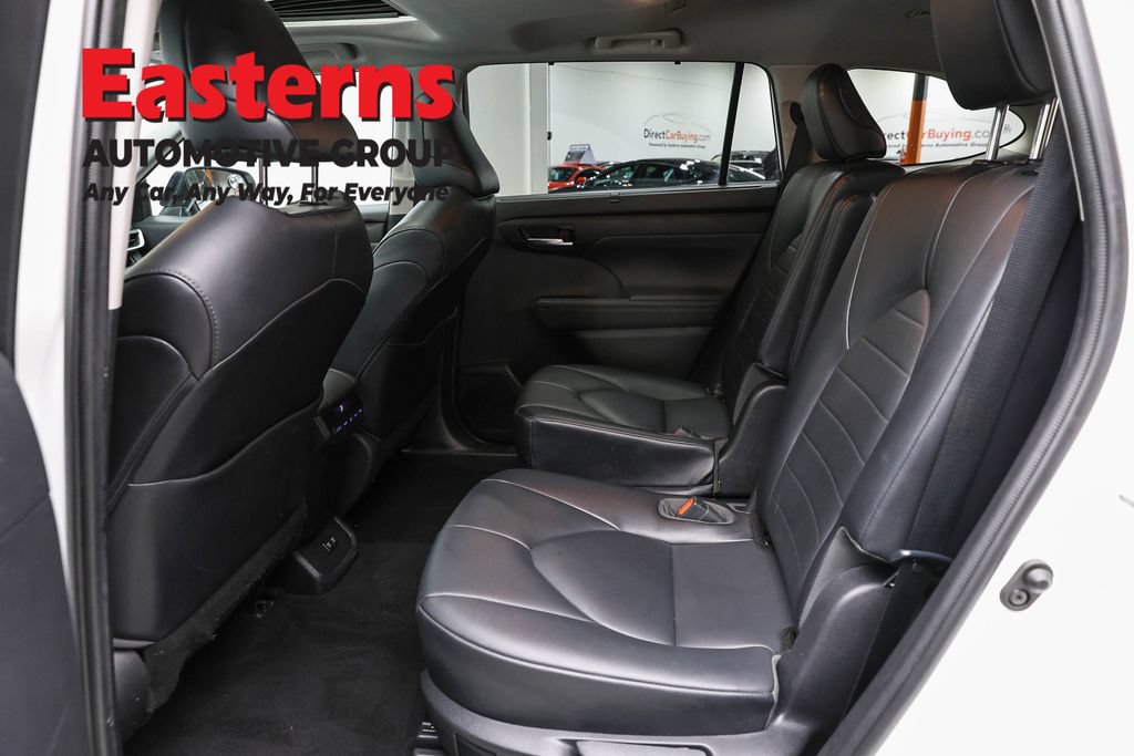 Used 2021 Toyota Highlander XLE AWD/4WD image 22