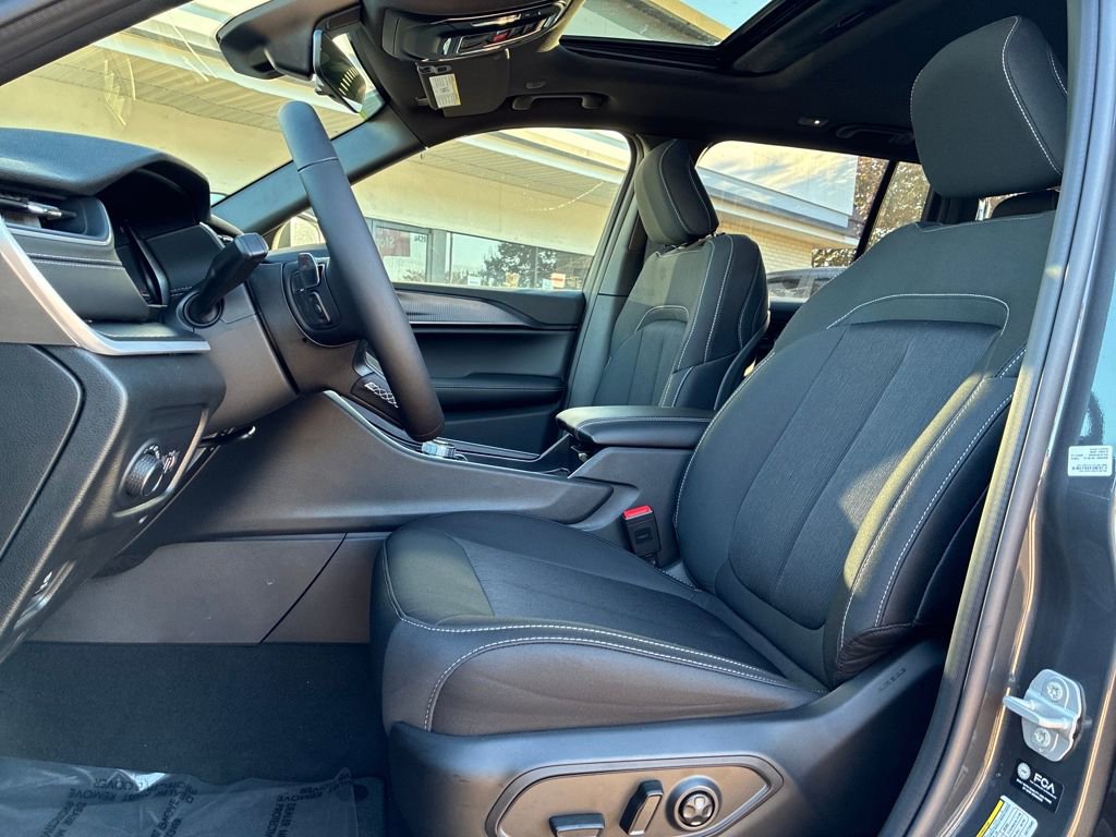 New 2025 Jeep Grand Cherokee image 9