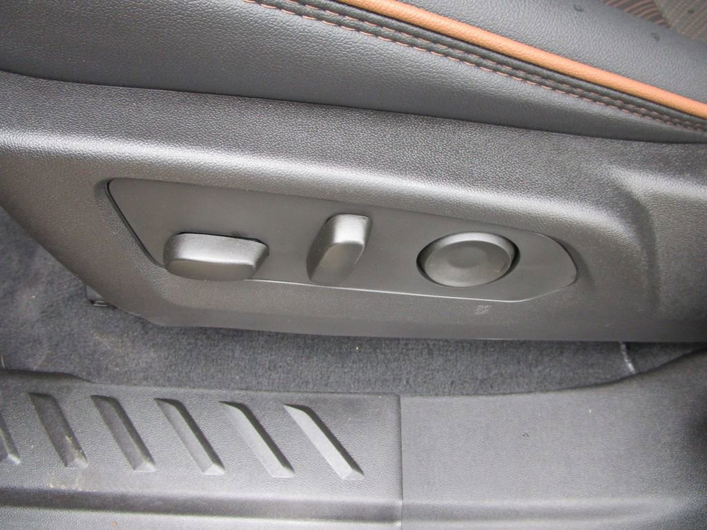 Used 2025 GMC Canyon AT4 w/ Technology Plus Package image 27