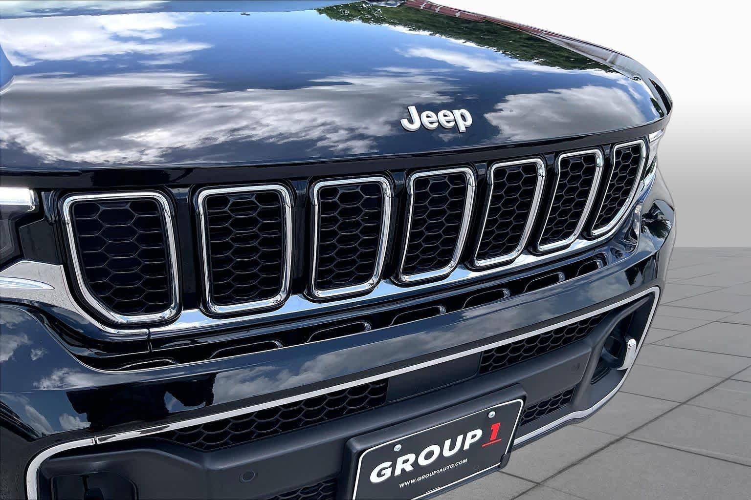 Used 2024 Jeep Grand Cherokee Overland w/ Luxury Tech Group IV AWD/4WD image 29