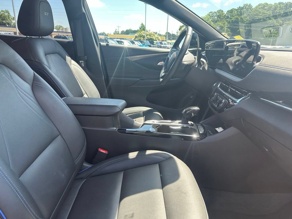 Used 2025 Buick Envista Sport Touring w/ Convenience II Package FWD image 10