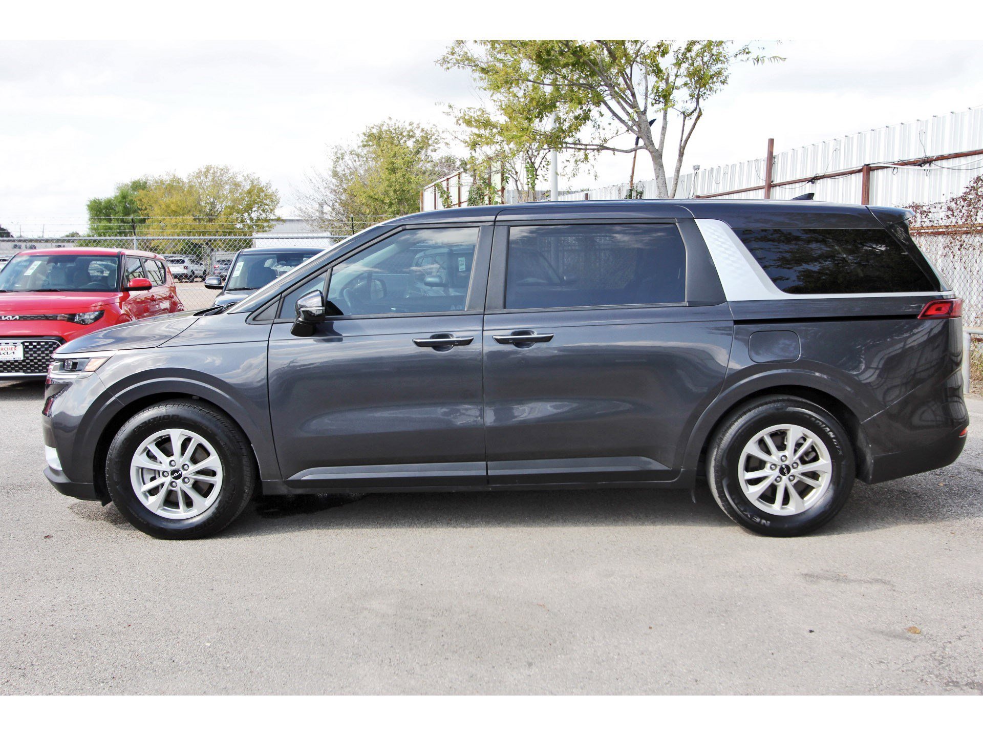 Certified 2024 Kia Carnival LX image 4