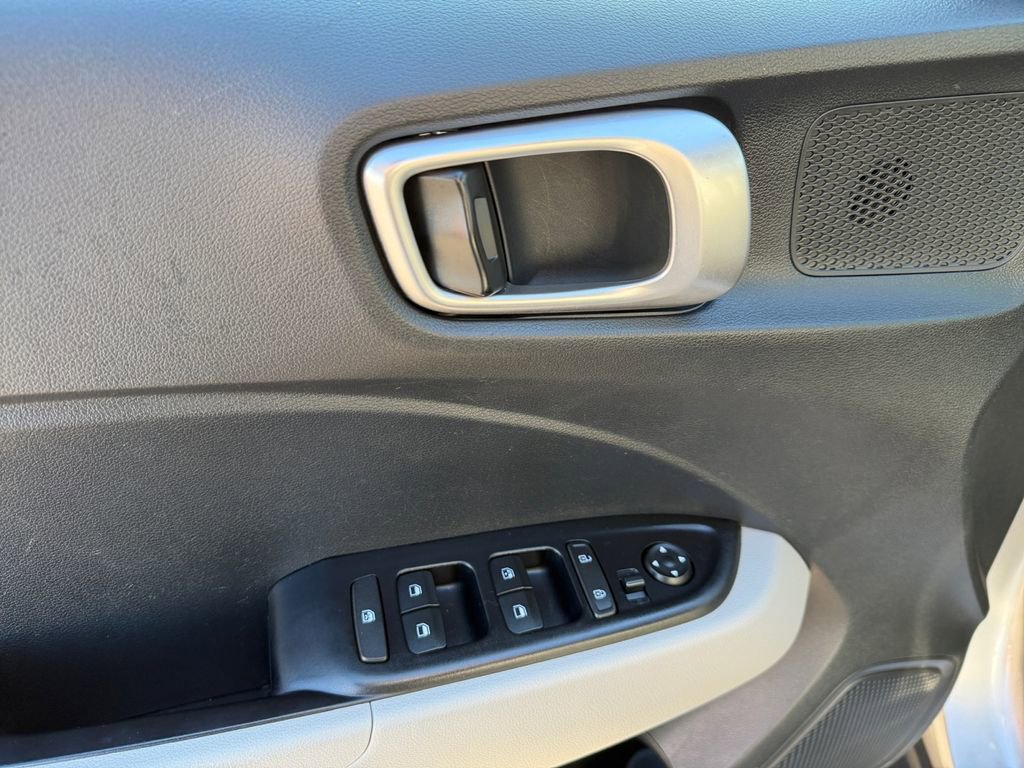 Used 2023 Hyundai Venue SEL image 22