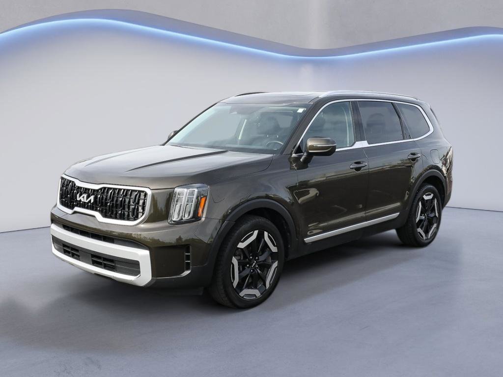 Used 2023 Kia Telluride EX w/ EX Captain's Chair Package AWD/4WD image 2