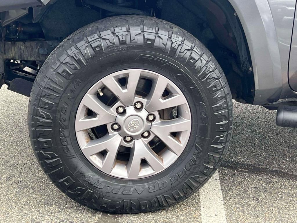 Used 2019 Toyota Tacoma SR5 w/ SR5 Appearance Package (SM) AWD/4WD image 10