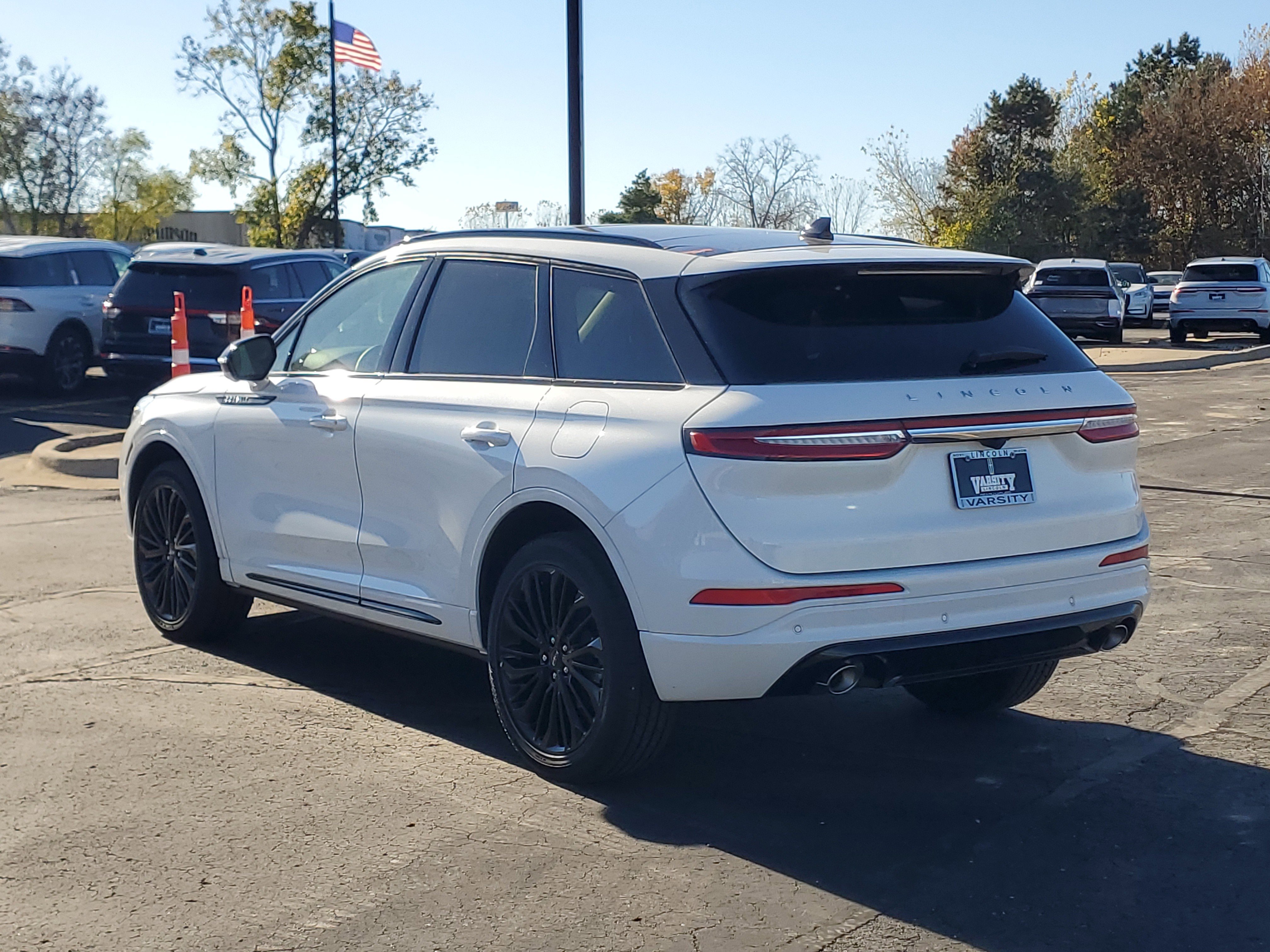 New 2025 Lincoln Corsair Reserve w/ Equipment Group 202A image 3