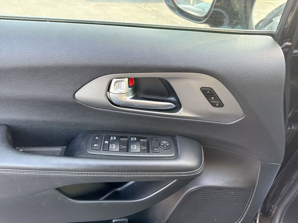 Used 2025 Chrysler Pacifica Select FWD image 23