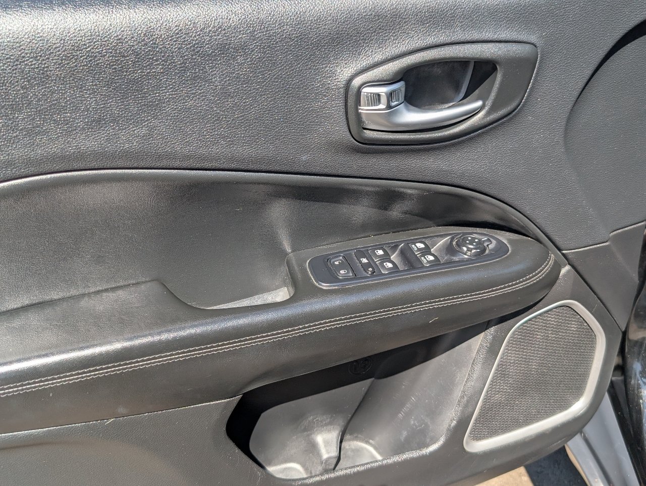 Used 2019 Jeep Compass Latitude FWD image 15