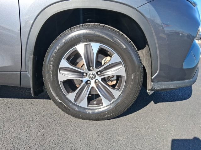 Used 2022 Toyota Highlander XLE image 5