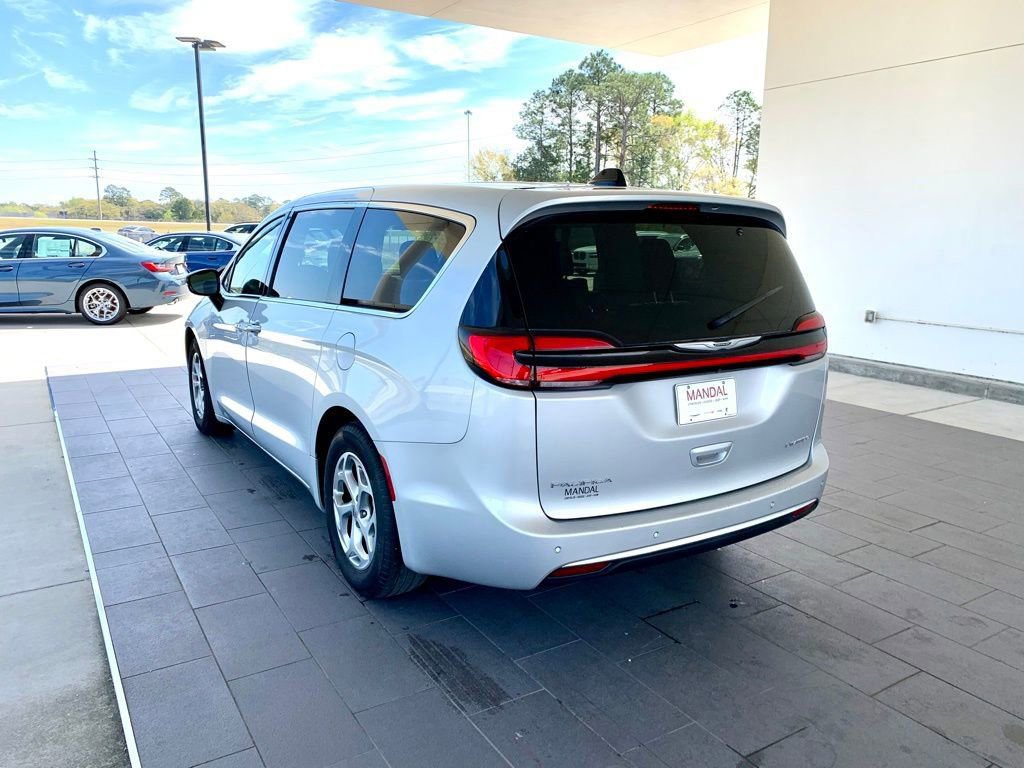 Used 2024 Chrysler Pacifica Limited image 7