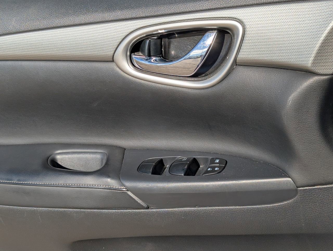 Used 2015 Nissan Sentra SR w/ SR Premium Package image 26