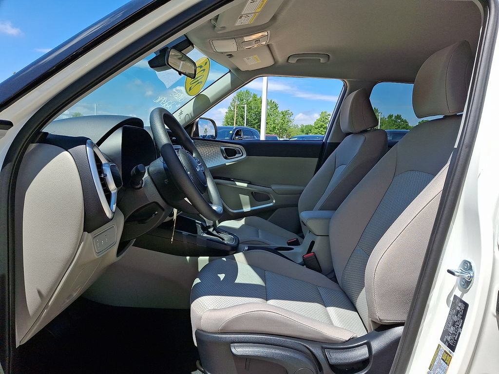Used 2025 Kia Soul LX w/ LX Technology Package FWD image 13