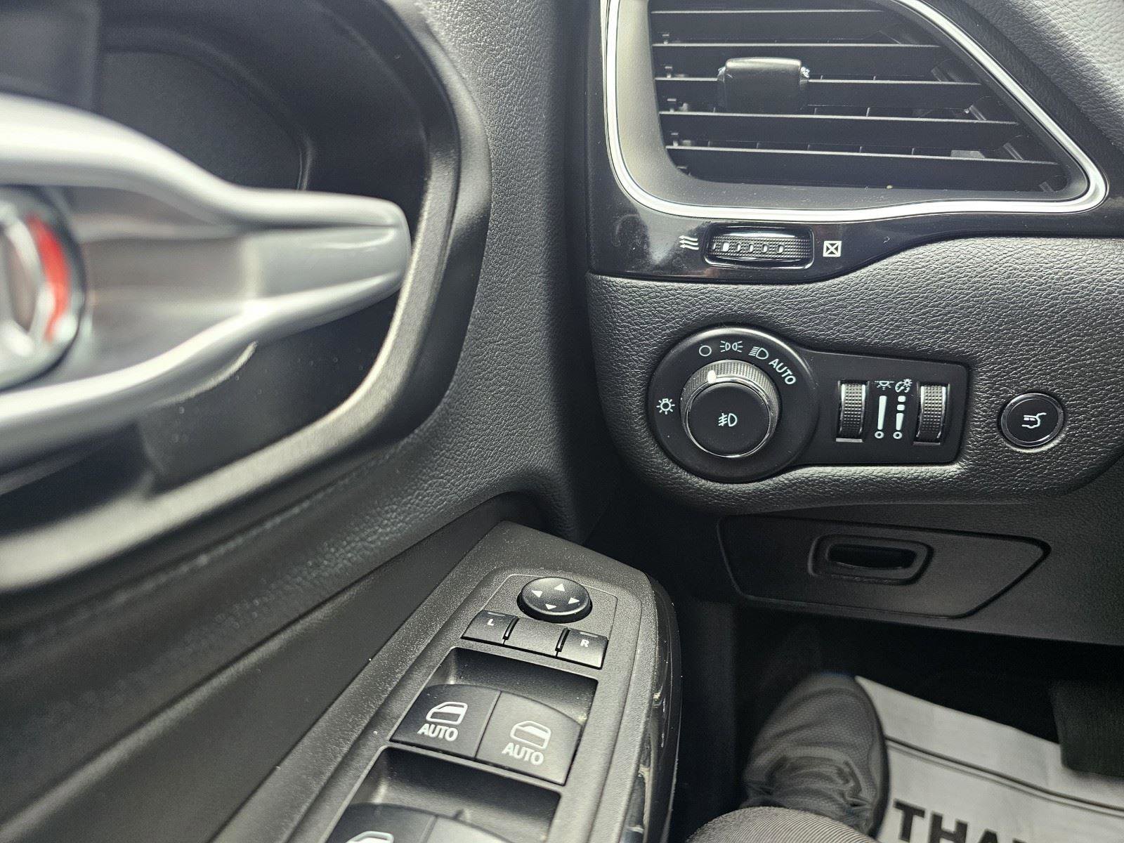 Used 2023 Jeep Cherokee Altitude Lux image 24