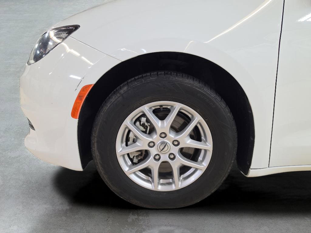 Used 2023 Chrysler Voyager LX image 24