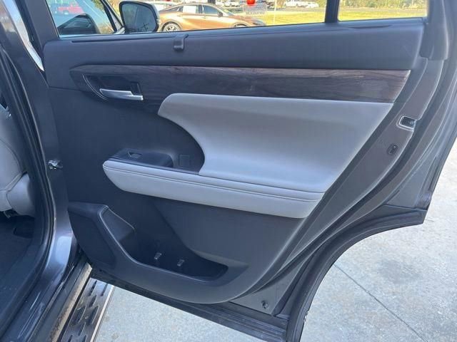 Used 2025 Toyota Highlander Platinum image 16