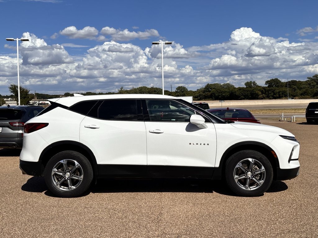 Used 2023 Chevrolet Blazer LT FWD image 3