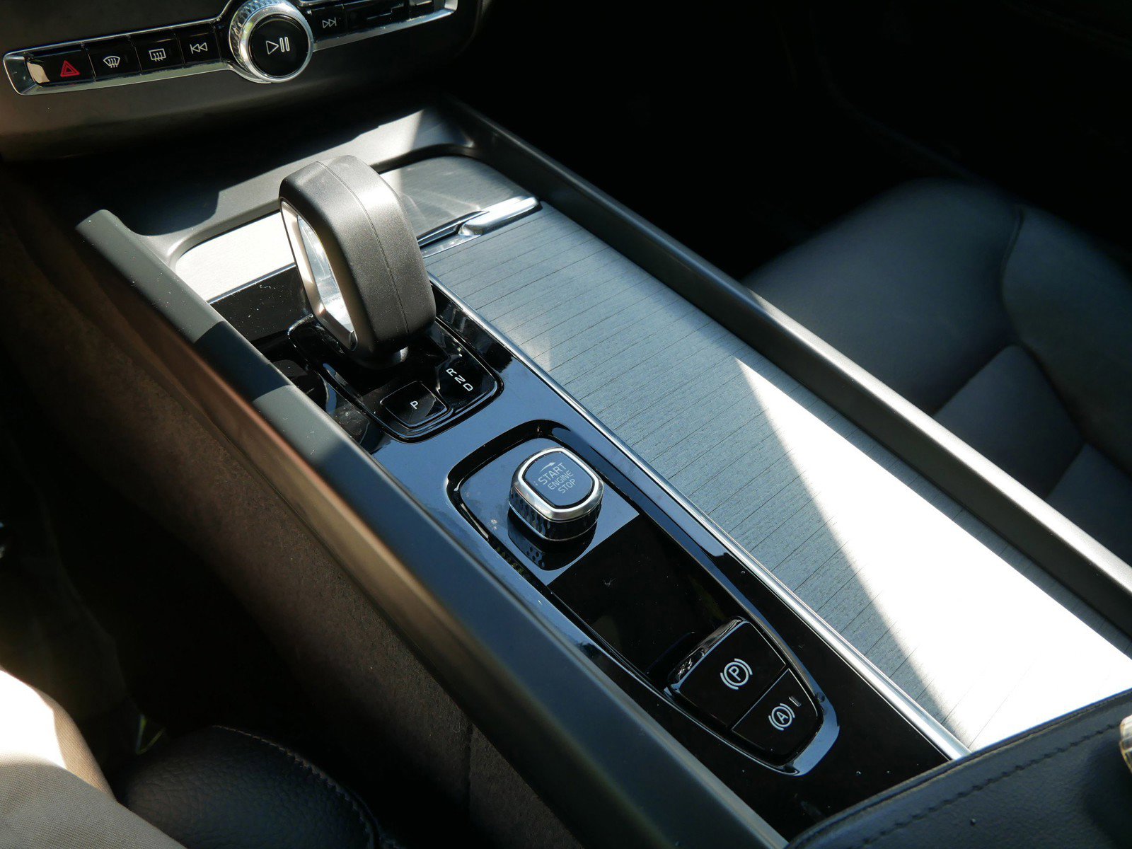 Certified 2025 Volvo XC60 B5 Plus AWD/4WD image 19