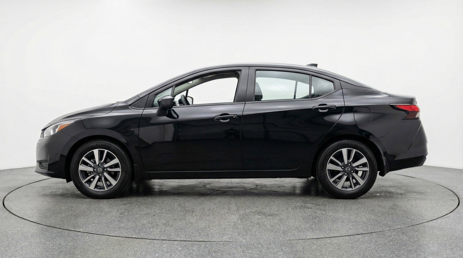 Used 2025 Nissan Versa SV image 5