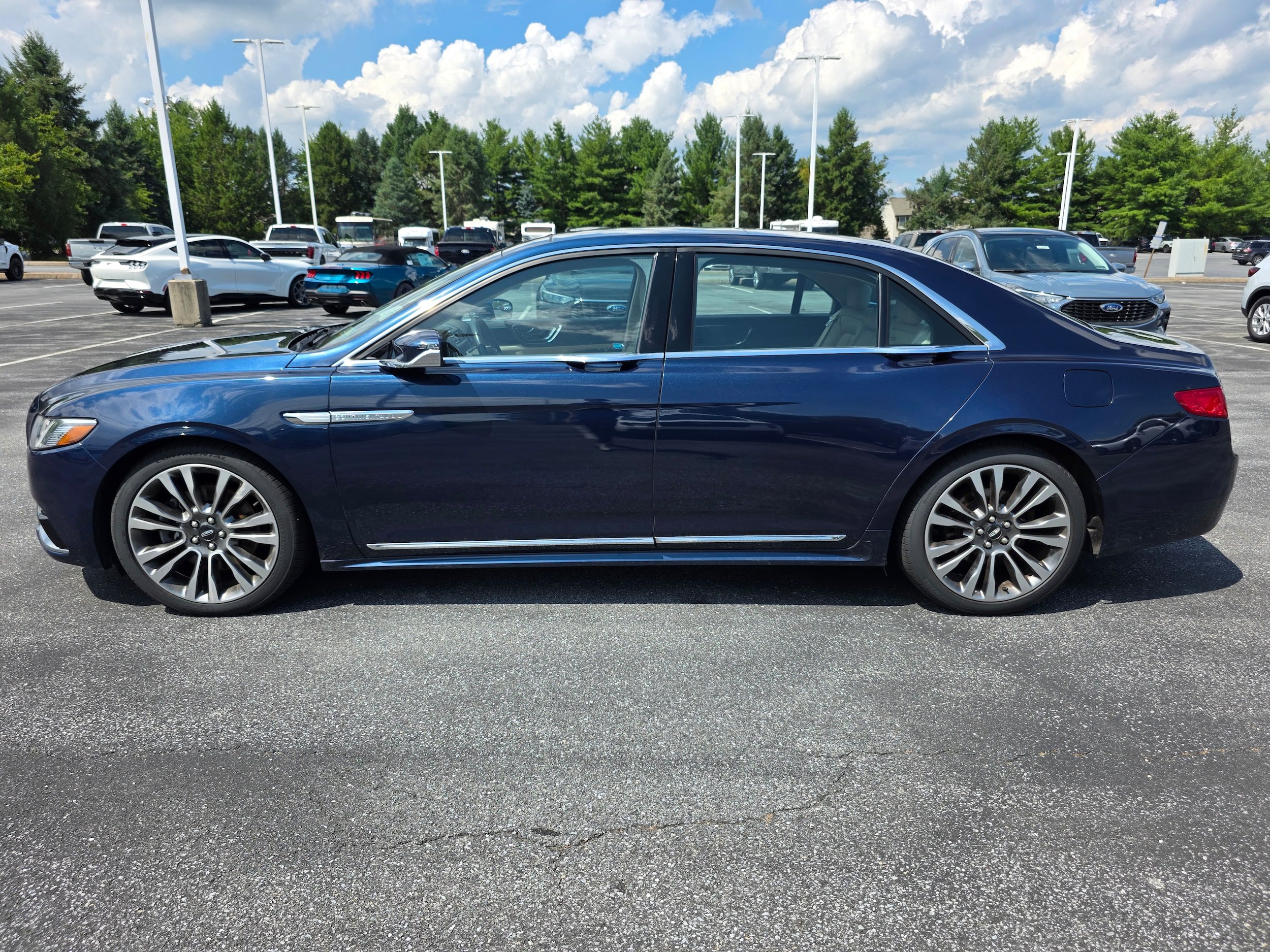 Used 2017 Lincoln Continental Reserve w/ Climate Package AWD/4WD image 2