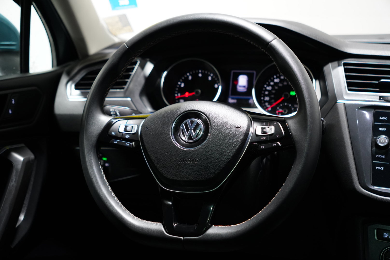 Used 2021 Volkswagen Tiguan SE w/ Panoramic Sunroof Package image 17