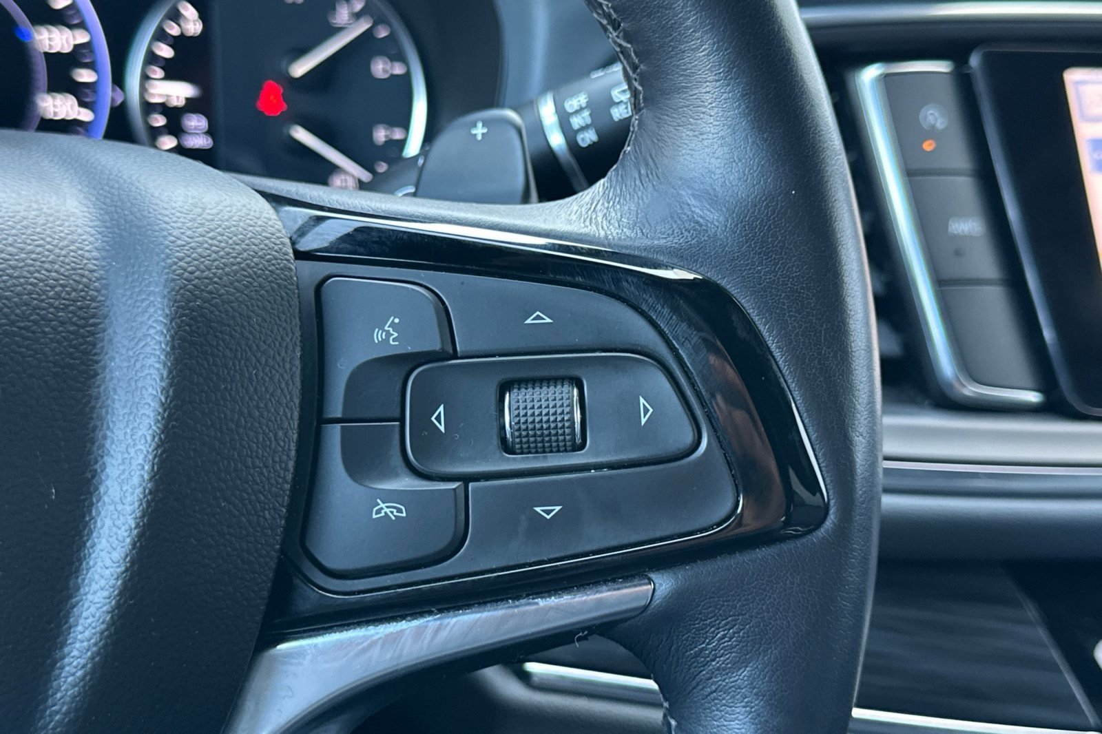 Used 2024 Buick Enclave Premium image 38