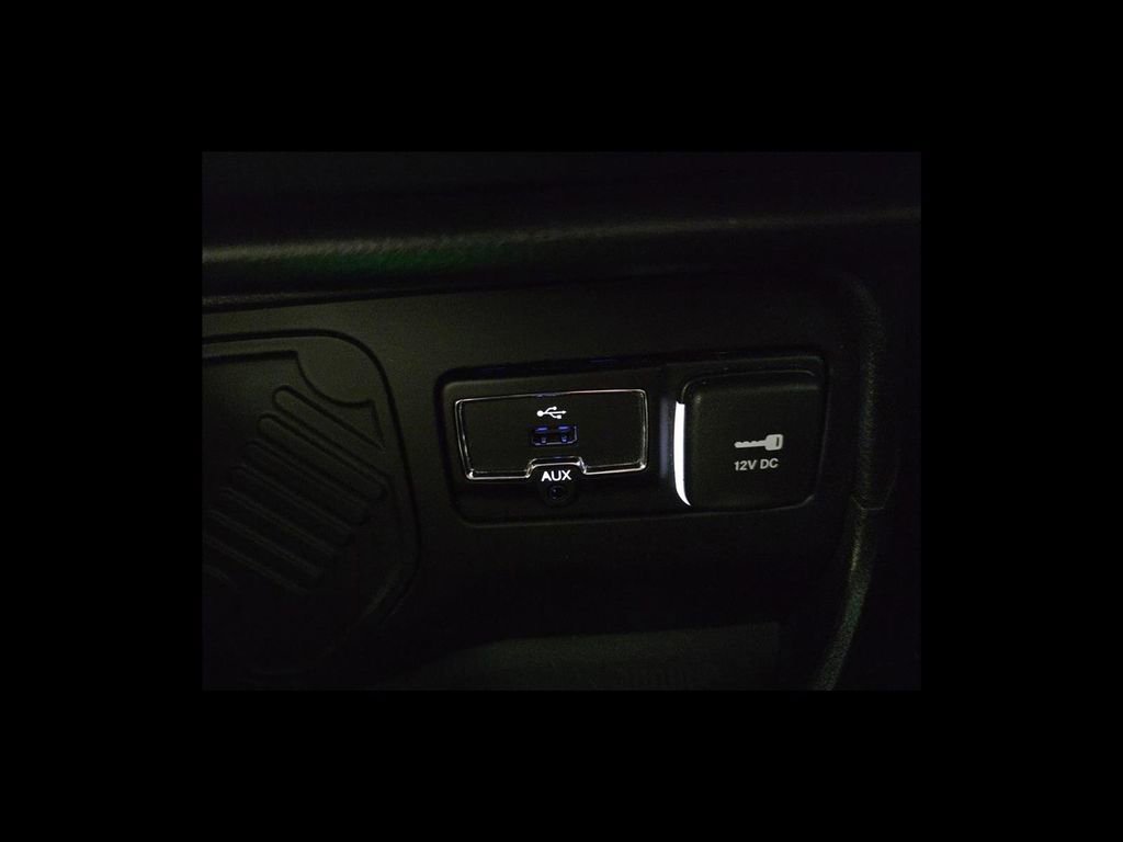 Used 2015 Jeep Renegade Latitude w/ Popular Equipment Group image 23