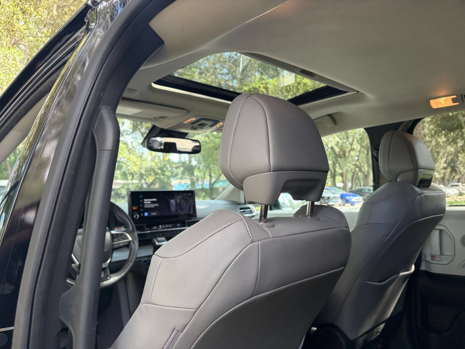 Used 2025 Toyota Sienna XLE FWD image 30
