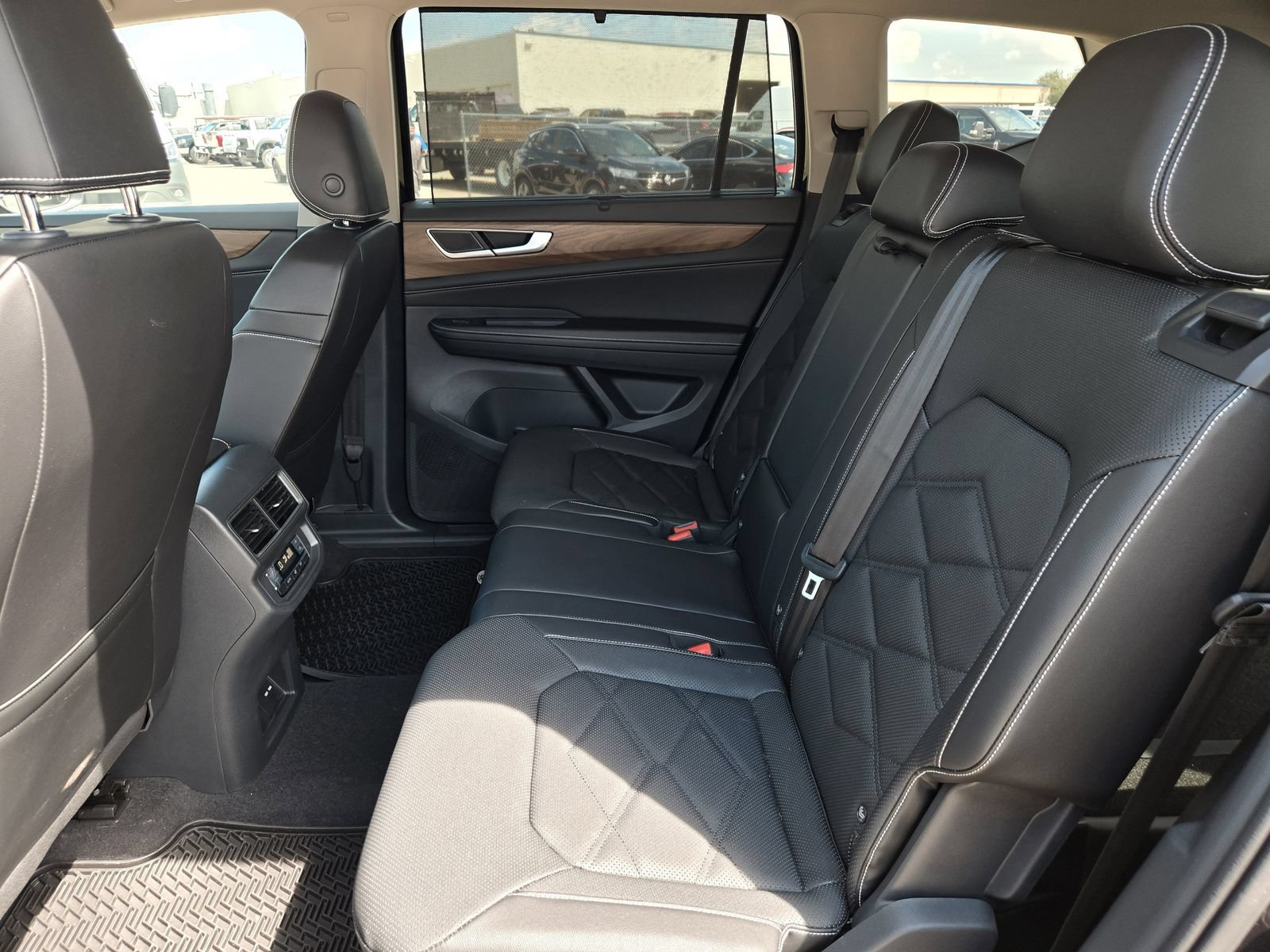 Used 2024 Volkswagen Atlas SE FWD image 17