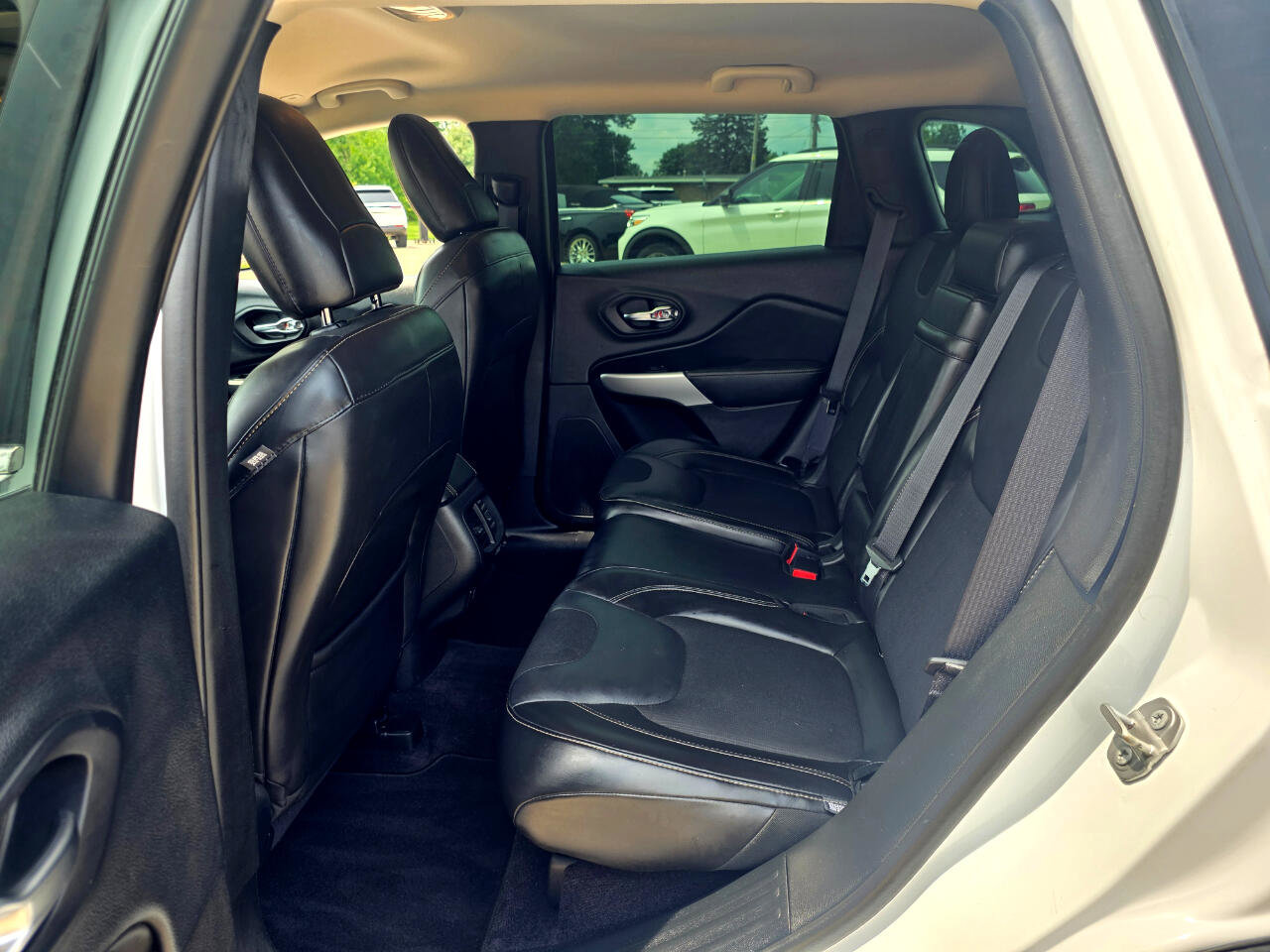 Used 2018 Jeep Cherokee Latitude Plus image 11