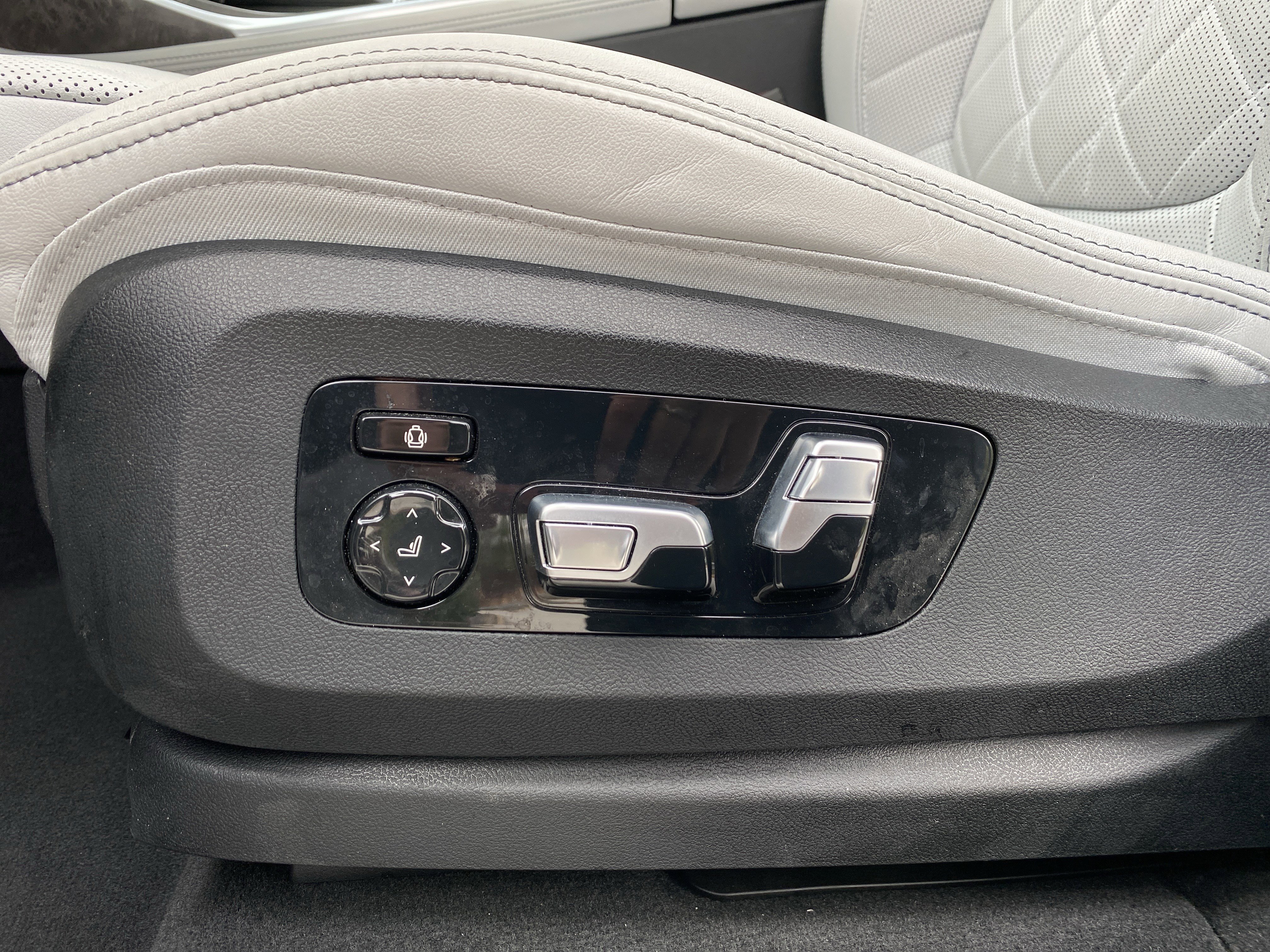 Used 2024 BMW X7 xDrive40i w/ Premium Package image 37