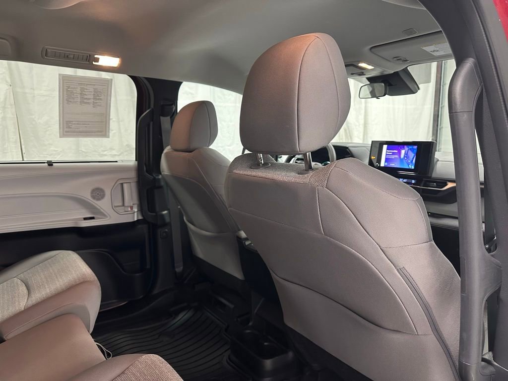 Used 2025 Toyota Sienna LE image 56