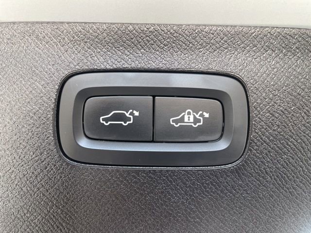 Certified 2025 Volvo XC90 B5 Core image 11
