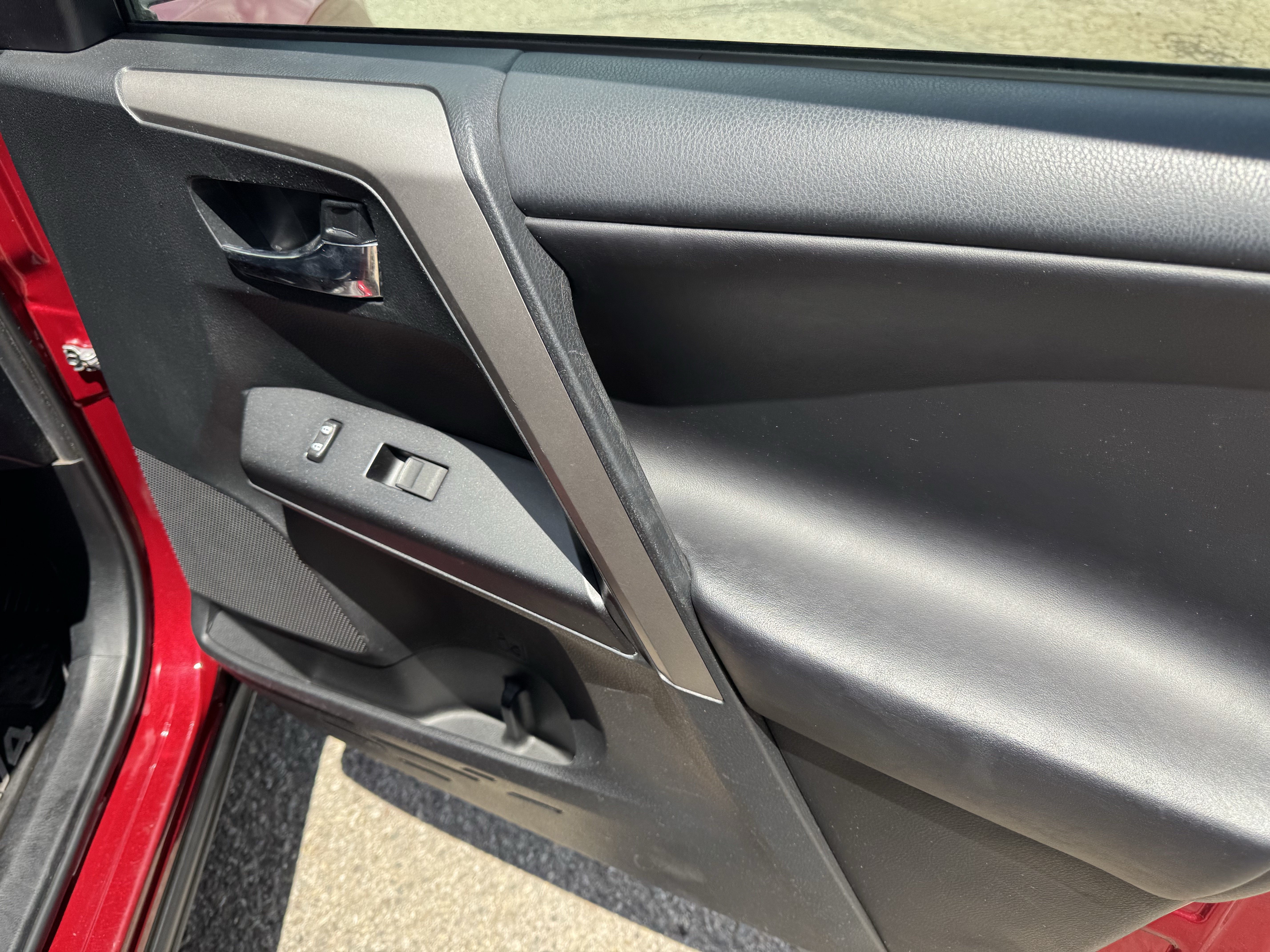 Used 2018 Toyota RAV4 XLE AWD/4WD image 16