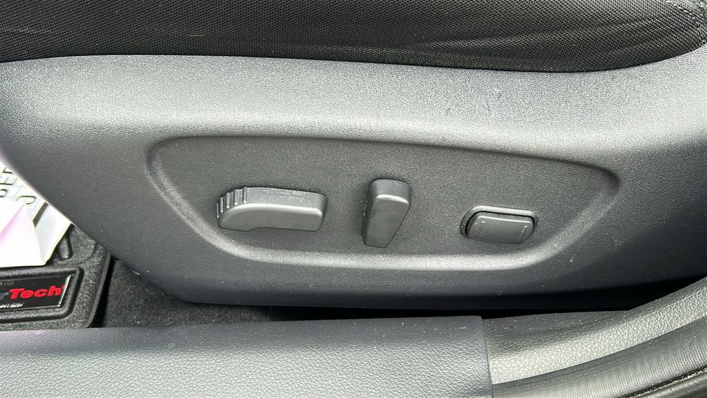 Used 2018 Nissan Rogue SV w/ Premium Package image 12