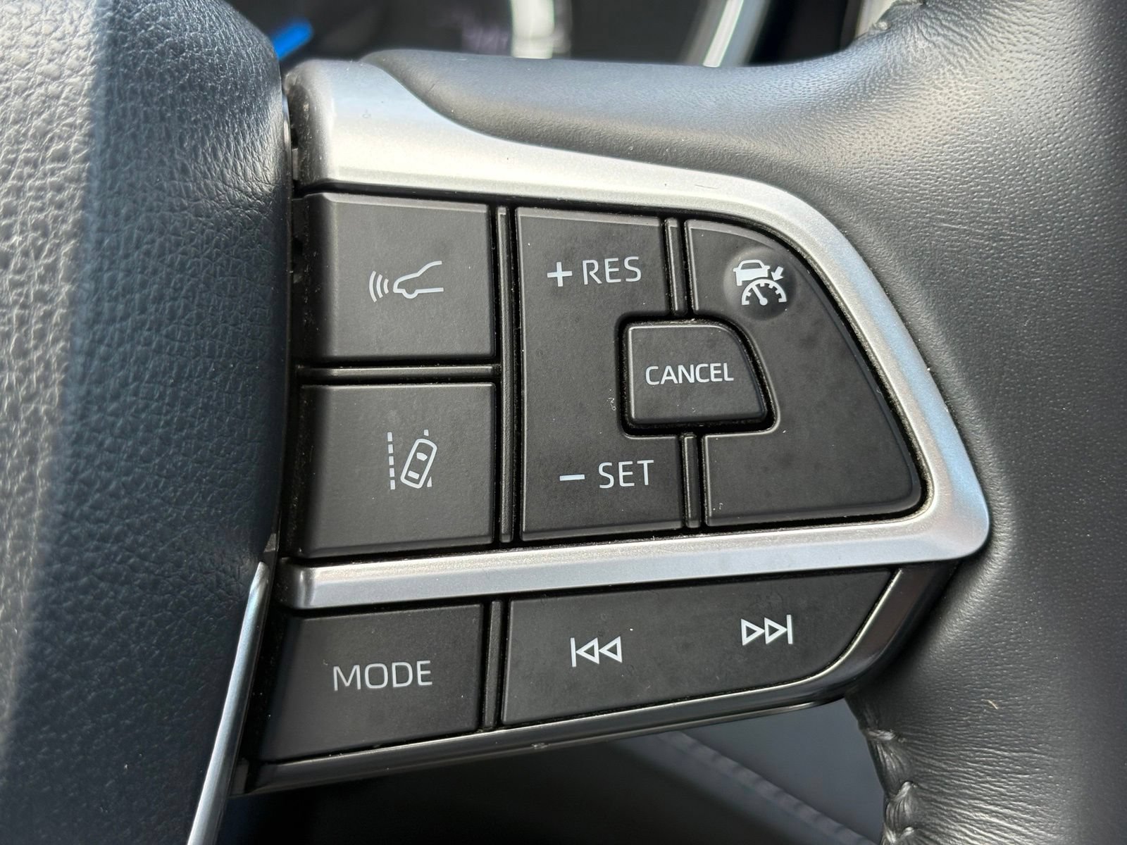 Used 2023 Toyota Highlander XLE AWD/4WD image 13