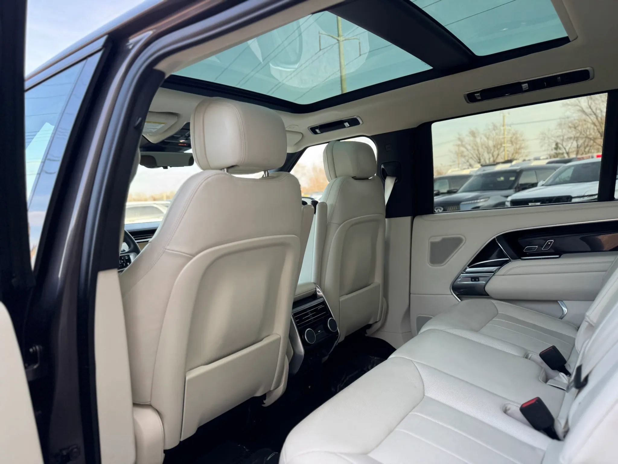 Used 2025 Land Rover Range Rover Long Wheelbase SE image 22